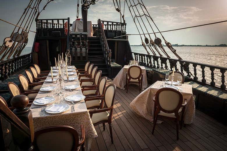 Crucero con cena en el Galeón Veneciano