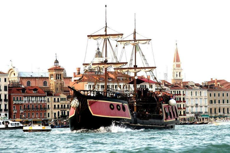 Crucero con cena en el Galeón Veneciano