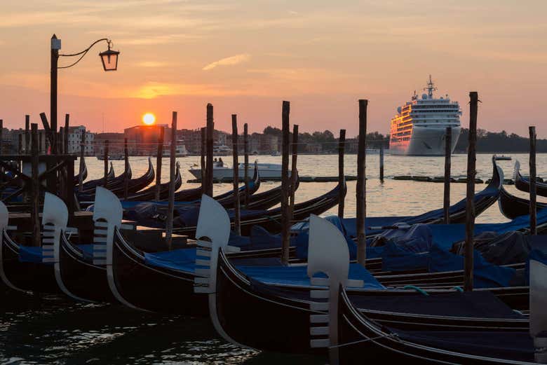 Crucero con cena en el Galeón Veneciano