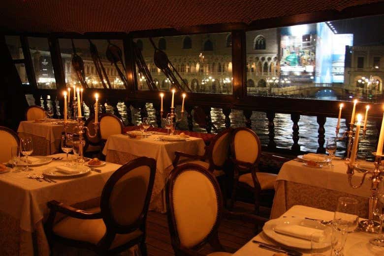 Crucero con cena en el Galeón Veneciano