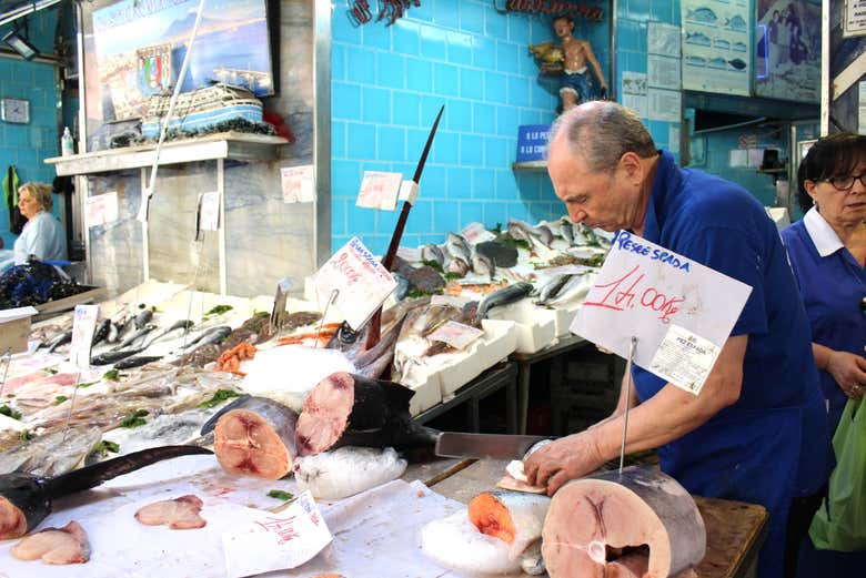 Tour por un mercado gastronómico de Nápoles