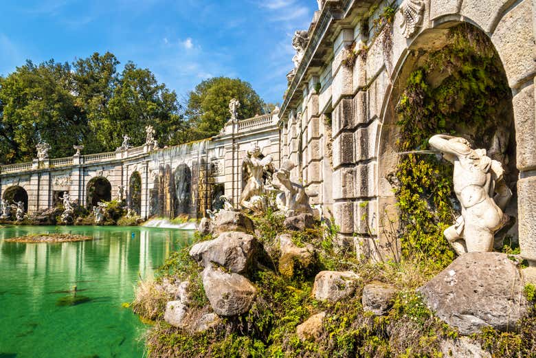 Tren y entrada al Palacio Real de Caserta