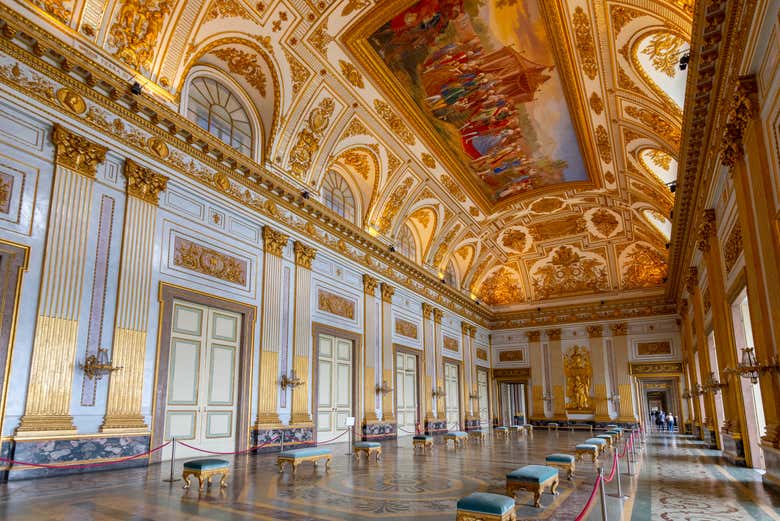 Tren y entrada al Palacio Real de Caserta