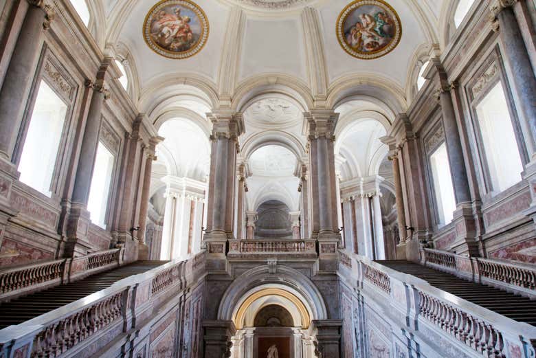 Tren y entrada al Palacio Real de Caserta