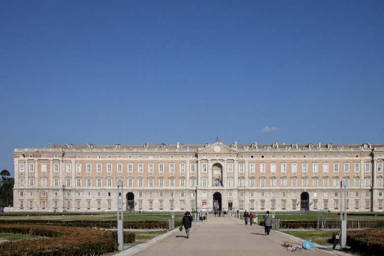 Tren y entrada al Palacio Real de Caserta