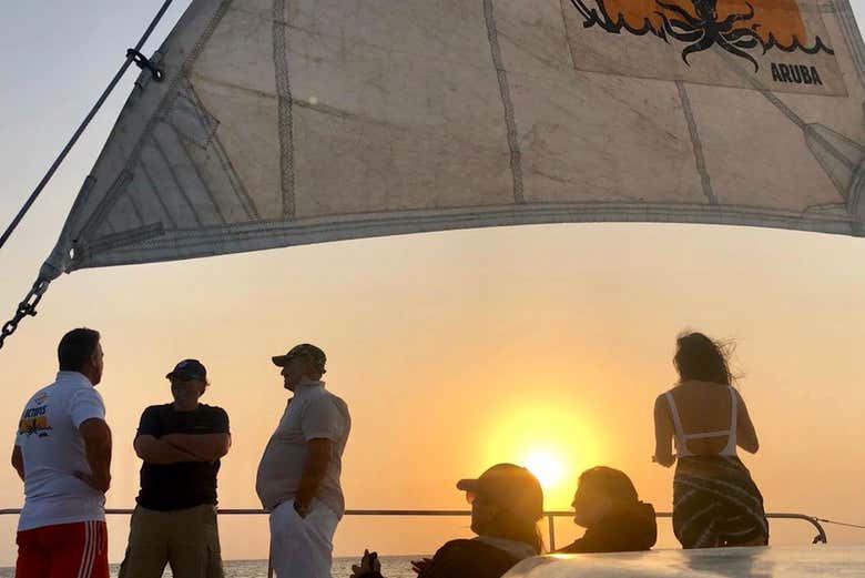 Paseo en catamarán por Aruba al atardecer