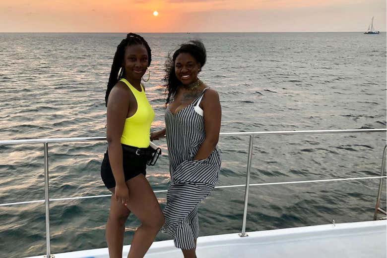Paseo en catamarán por Aruba al atardecer
