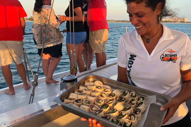 Paseo en catamarán por Aruba al atardecer