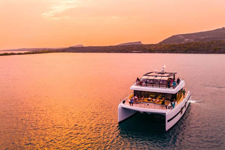 Fiesta en catamarán por Spanish Water al atardecer