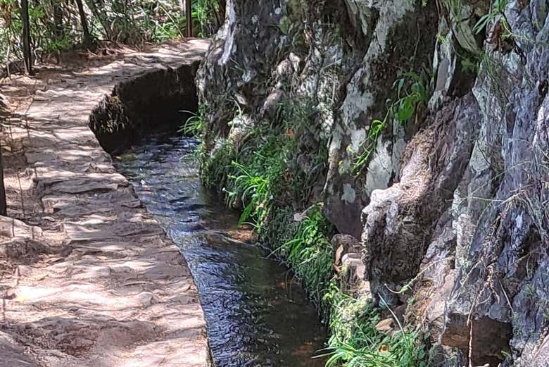 Senderismo por la levada Caldeirão Verde