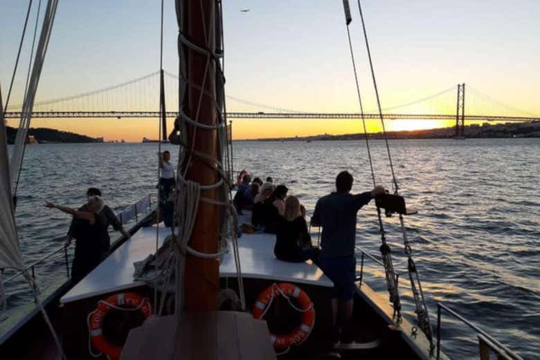 Paseo en barco tradicional por Lisboa