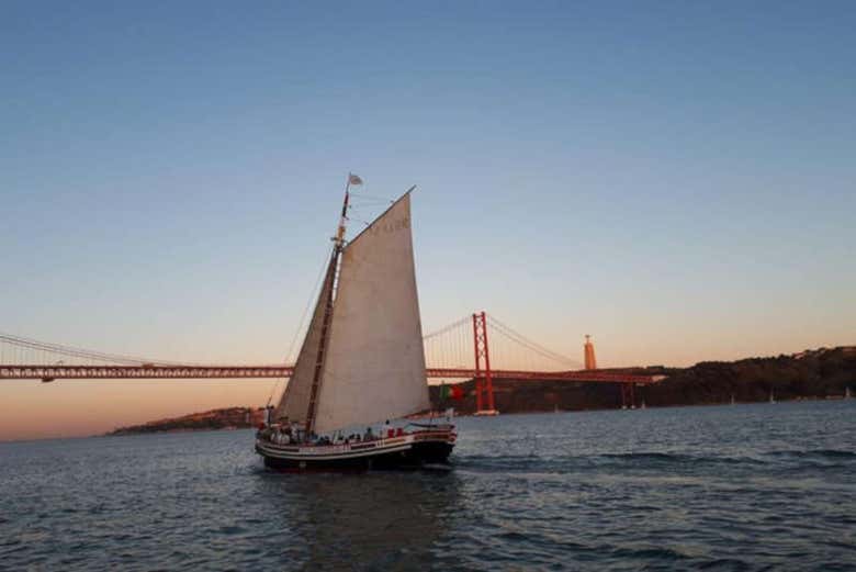 Paseo en barco tradicional por Lisboa