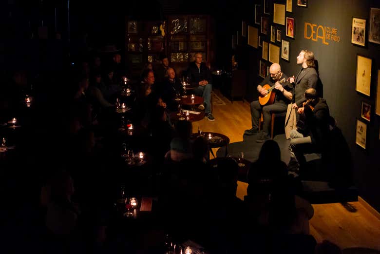 Espectáculo de fado en el Ideal Clube