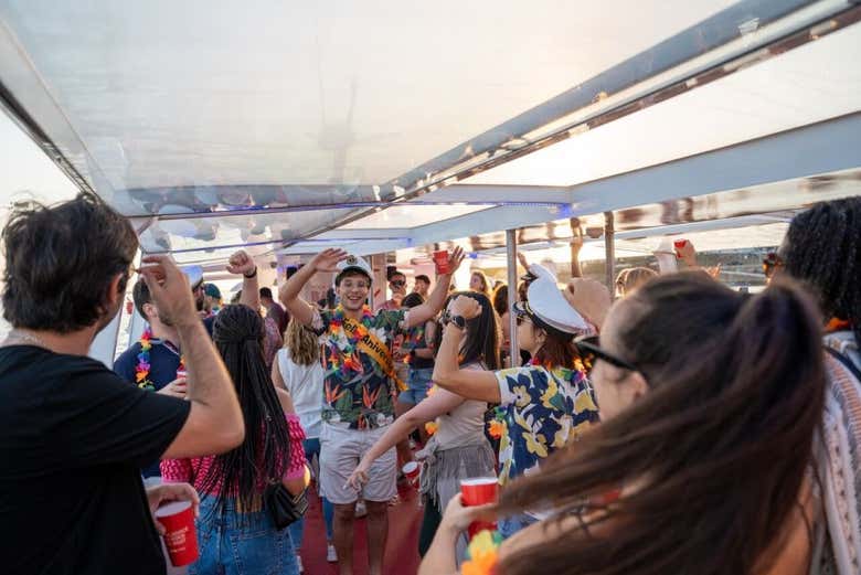 Fiesta en barco por el río Duero