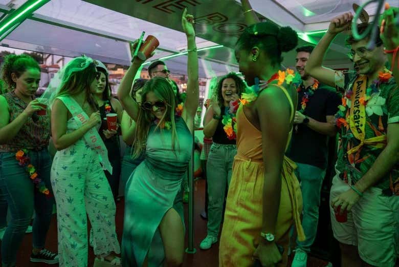 Fiesta en barco por el río Duero