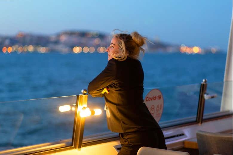 Paseo en barco al atardecer por Lisboa