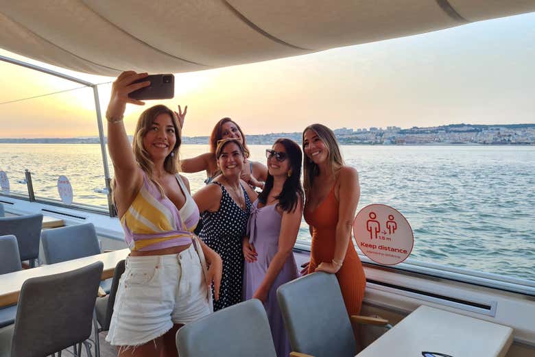 Paseo en barco al atardecer por Lisboa