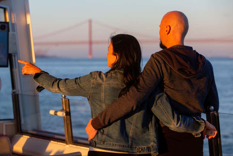 Paseo en barco al atardecer por Lisboa