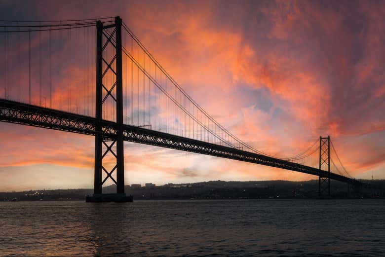 Paseo en barco al atardecer por Lisboa
