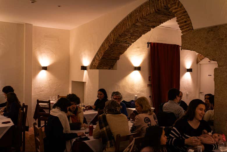 Cena y espectáculo de fado en Canto do Poeta