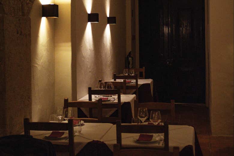 Cena y espectáculo de fado en Canto do Poeta