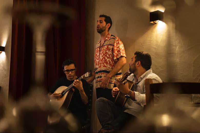 Cena y espectáculo de fado en Canto do Poeta