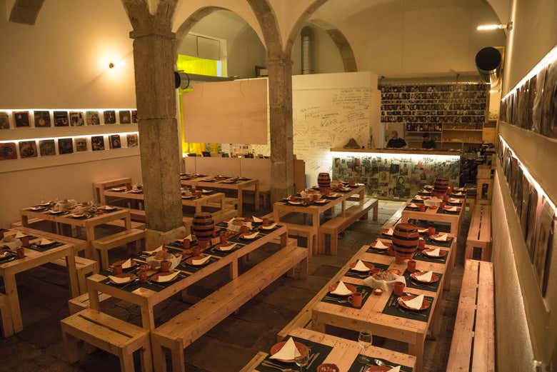Cena y espectáculo de fado en Associação do Fado Casto