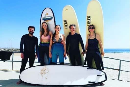 Curso de surf en la playa de Carcavelos