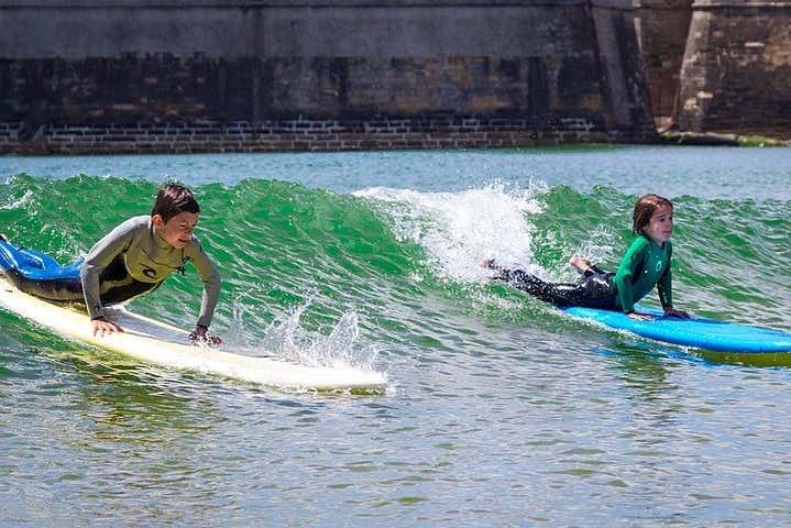 Curso de surf en la playa de Carcavelos