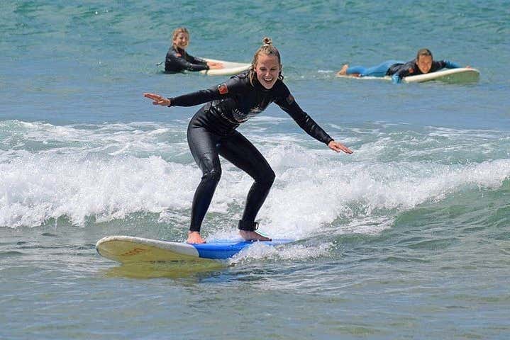 Curso de surf en la playa de Carcavelos