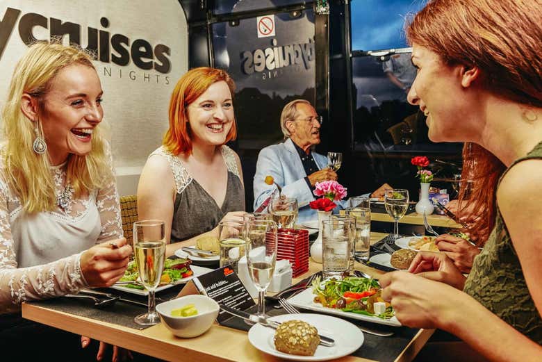 Crucero con cena y música en directo