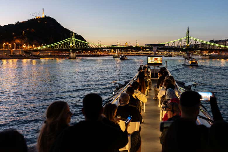 Paseo en barco al anochecer