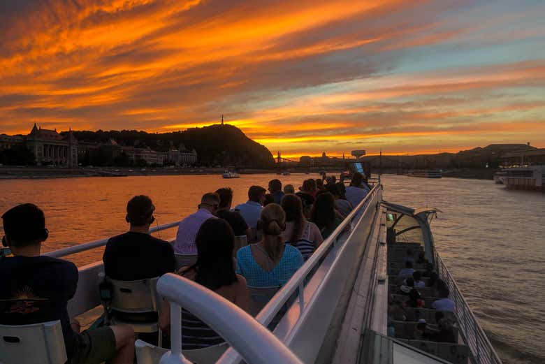 Paseo en barco al anochecer