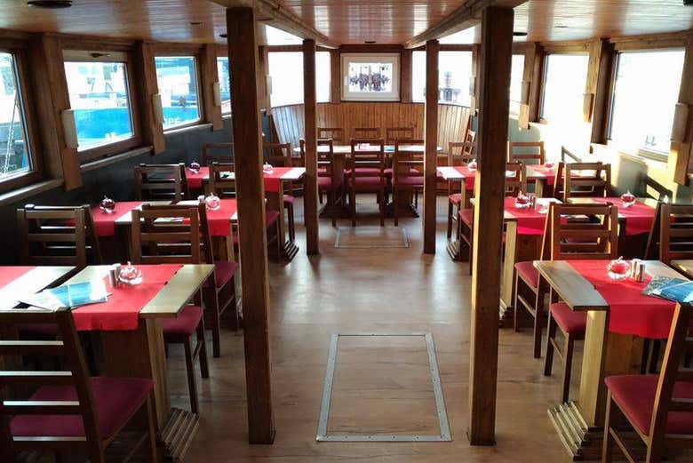 Paseo en barco con cena