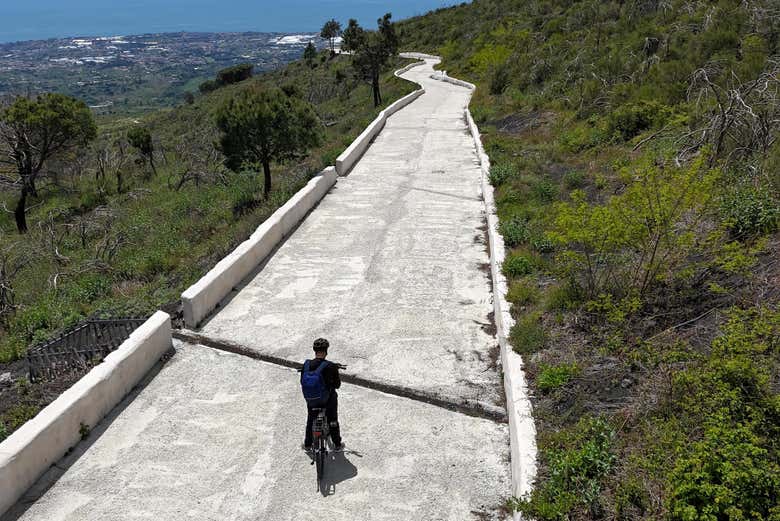 Tour en bicicleta eléctrica y senderismo por el Vesubio