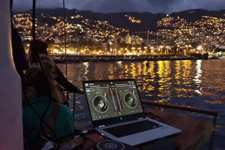 Paseo en barco al atardecer por Cabo Girão