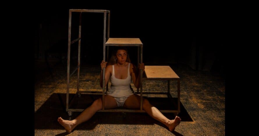 Atrapar al conejo blanco, en un balneario