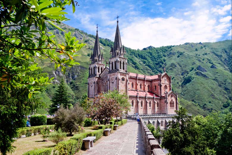 Excursión a los lagos de Covadonga, Cangas de Onís y Lastres