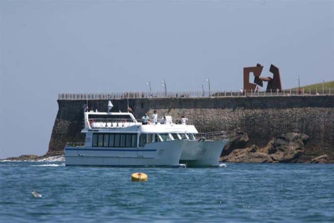 Paseo en catamarán por la costa de San Sebastián