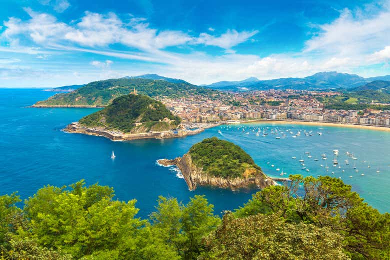 Paseo en catamarán por la costa de San Sebastián
