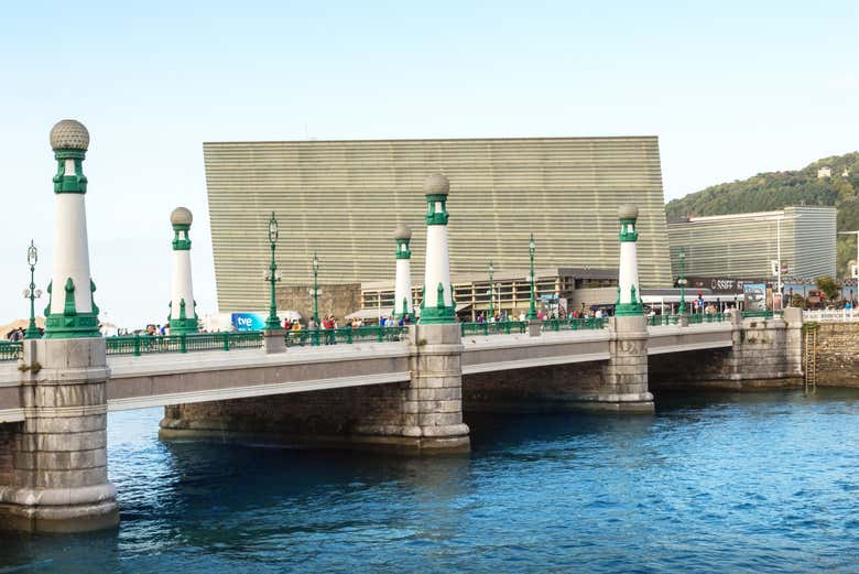 Paseo en catamarán por la costa de San Sebastián