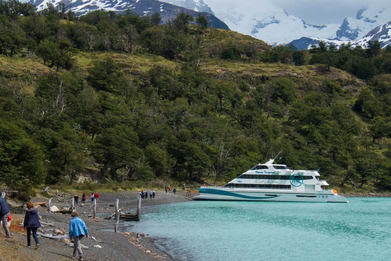 Barco VIP y senderismo por el Parque de los Glaciares