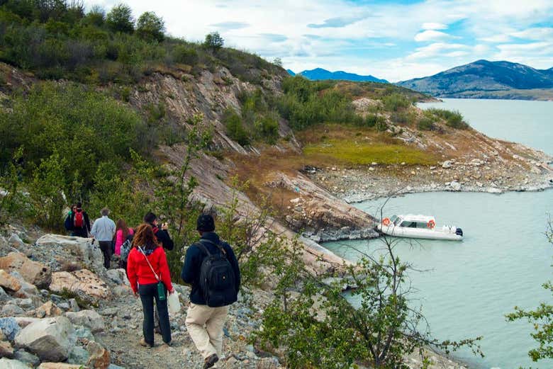 Trekking por el lago Frías + Paseo en lancha por los glaciares