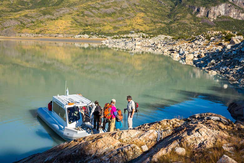 Trekking por el lago Frías + Paseo en lancha por los glaciares