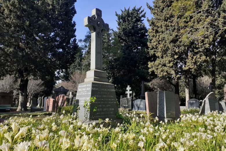 Tour por el Cementerio Británico