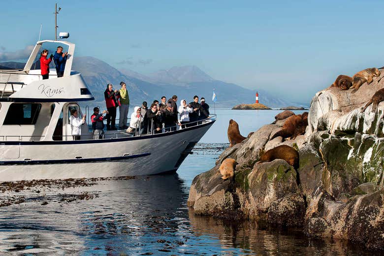 Paseo en yate por el Canal Beagle + Trekking por isla Bridges