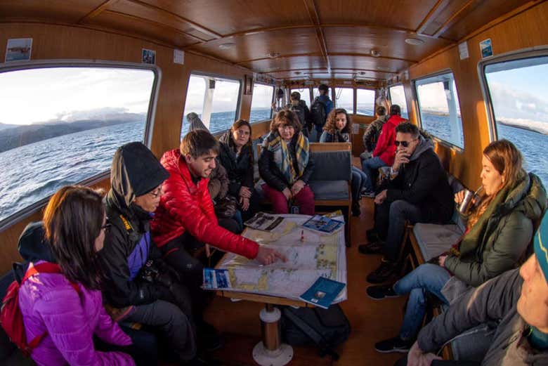 Paseo en yate por el Canal Beagle + Trekking por isla Bridges