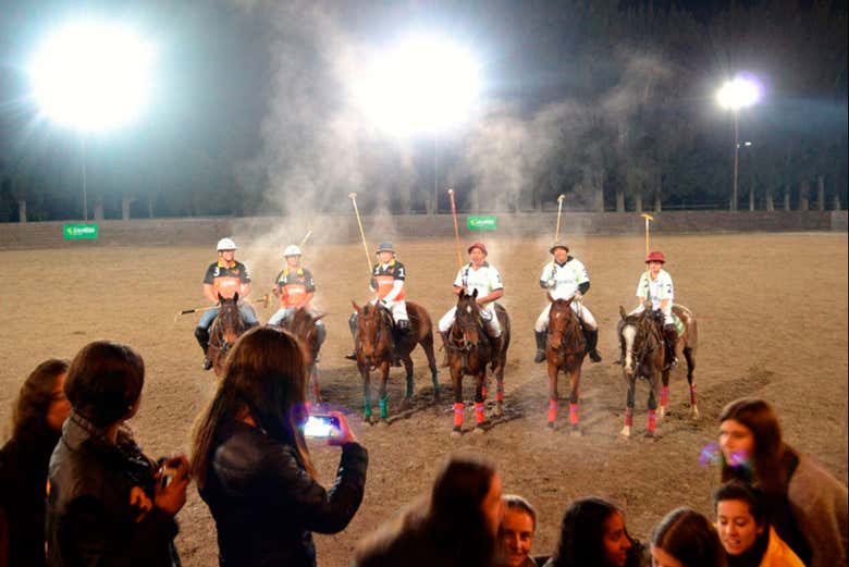Polo nocturno en Capilla del Señor