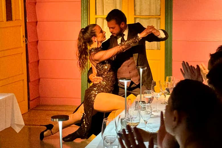 Comida con espectáculo de tango + Cata de vinos