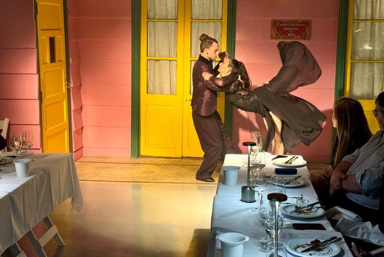 Comida con espectáculo de tango + Cata de vinos